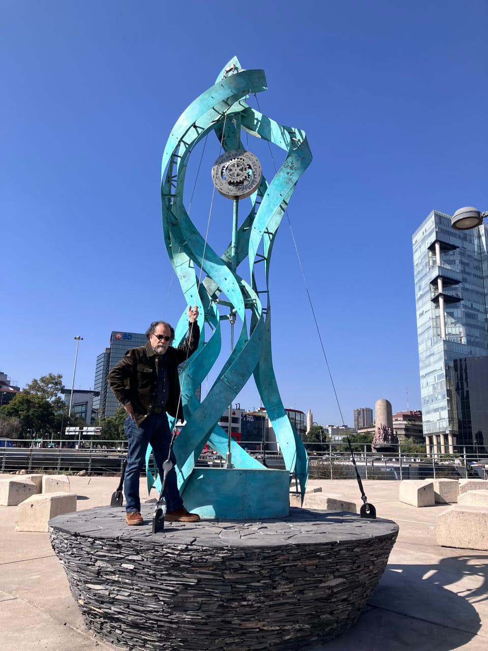 Fue instalada en Paseo de la Reforma la escultura Dos Llamas